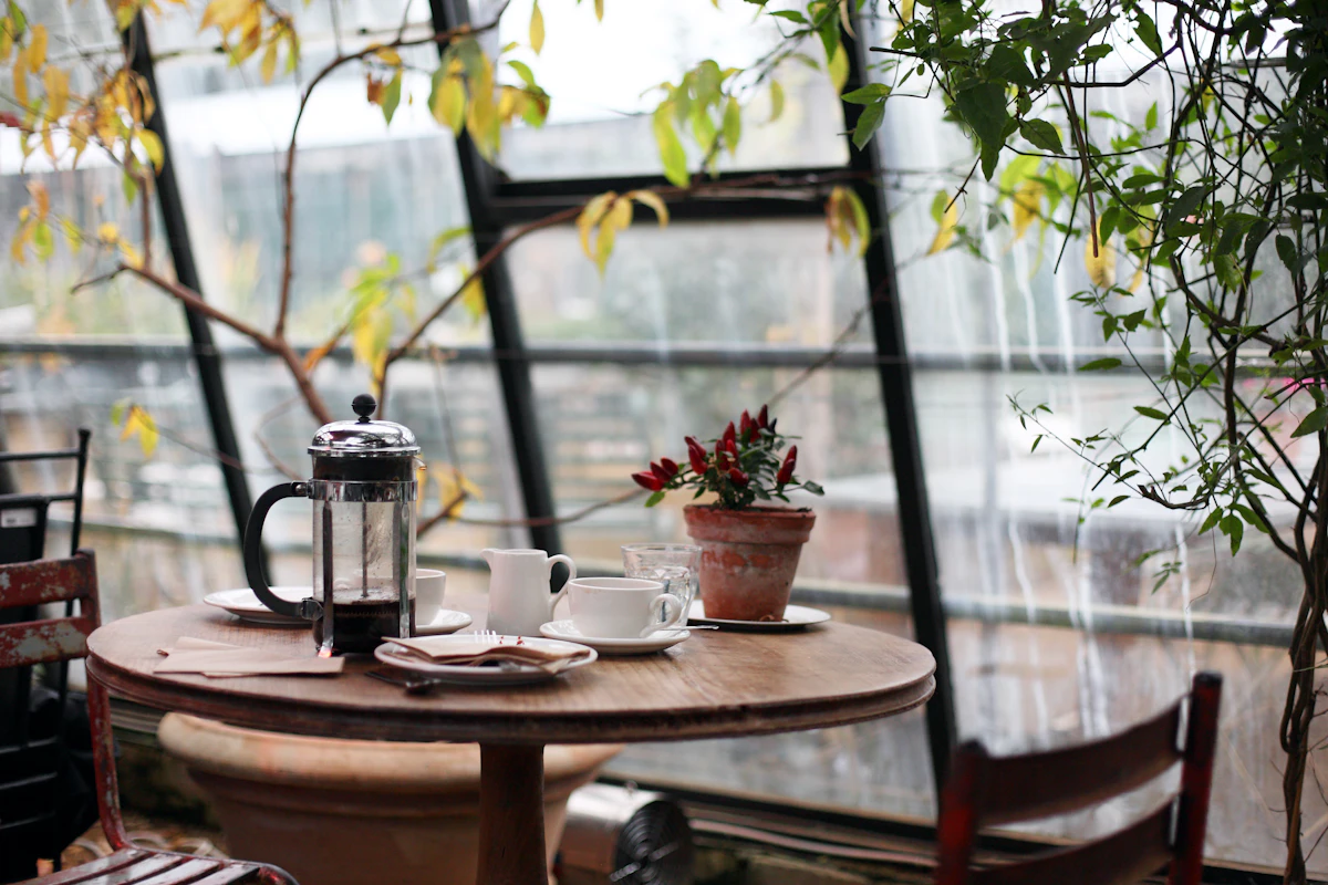 Intérieur chaleureux d’un café